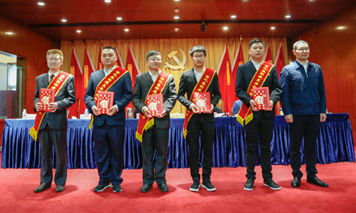 宜化集團(tuán)召開(kāi)2019年慶祝“五一”國(guó)際勞動(dòng)節(jié)暨表彰大會(huì)(圖8)