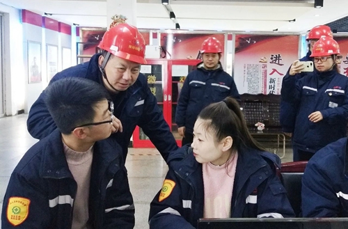 張忠華到雙環(huán)公司現(xiàn)場調研(圖1) 張忠華到雙環(huán)公司現(xiàn)場調研(圖1)