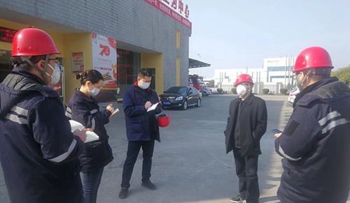 王大真到股份公司、楚星公司和松滋肥業(yè)現(xiàn)場(chǎng)檢查疫情防控及安全生產(chǎn)情況(圖2) 王大真到股份公司、楚星公司和松滋肥業(yè)現(xiàn)場(chǎng)檢查疫情防控及安全生產(chǎn)情況(圖2)