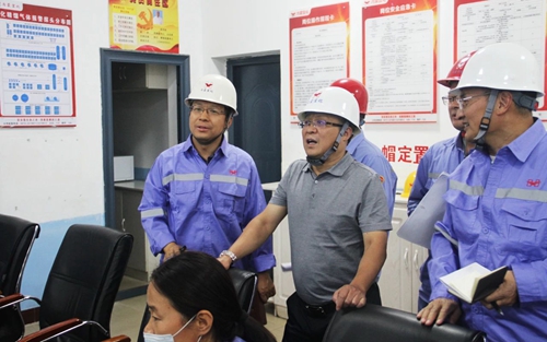 王大真一行到內蒙宜化現場辦公(圖1) 王大真一行到內蒙宜化現場辦公(圖1)