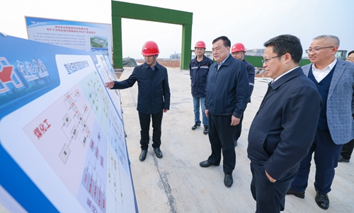 袁衛(wèi)東到新材料公司和新項(xiàng)目現(xiàn)場調(diào)研(圖1)