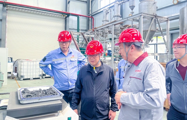 王大真看望慰問(wèn)節(jié)日期間堅(jiān)守崗位的職工，現(xiàn)場(chǎng)檢查安全生產(chǎn)工作(圖1)