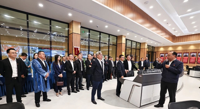 肩負重托共謀發展！集團七屆二次職代會代表報到并參觀田家河新項目(圖2)