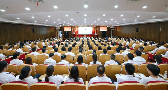 多氟多公司董事長李世江在“宜化大講堂” 作專題輔導(圖1) 多氟多公司董事長李世江在“宜化大講堂” 作專題輔導(圖1)