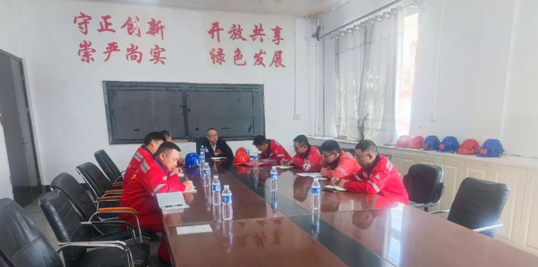 化機(jī)公司黨委書記、董事長、總經(jīng)理?xiàng)钪袧傻絻?nèi)蒙宜化項(xiàng)目現(xiàn)場辦公(圖3) 化機(jī)公司黨委書記、董事長、總經(jīng)理?xiàng)钪袧傻絻?nèi)蒙宜化項(xiàng)目現(xiàn)場辦公(圖3)