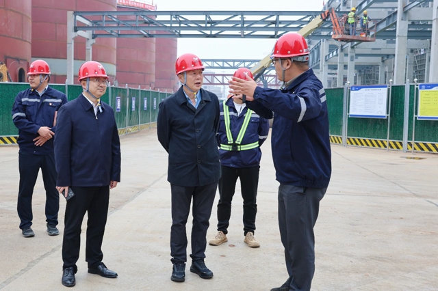 宜昌市國(guó)資委黨委書記、主任黃智華一行到楚星公司和松滋肥業(yè)現(xiàn)場(chǎng)調(diào)研(圖1)