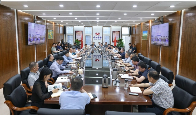 集團(tuán)穩(wěn)定生產(chǎn)提升效益指揮部召開調(diào)度會(huì)(圖1)