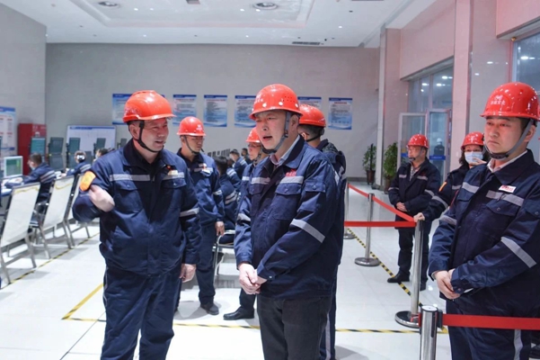 黃智華、王大真一行到新疆宜化和新疆宜化礦業(yè)現(xiàn)場調(diào)研
